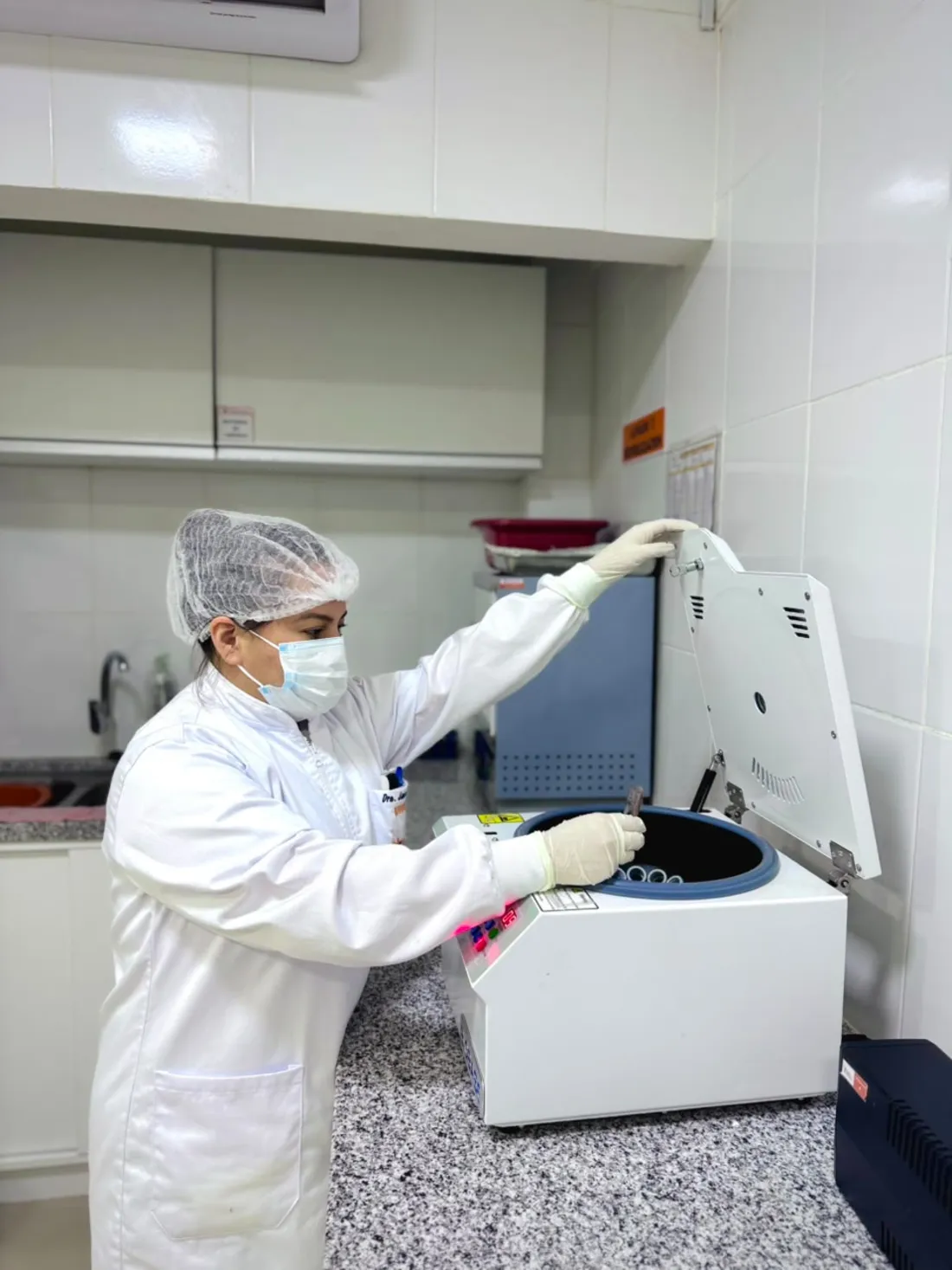 Bioquímica procesando muestras en centrífuga en Laboratorio Palacios